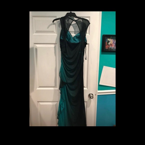 Formal dress - Picture 2 of 3